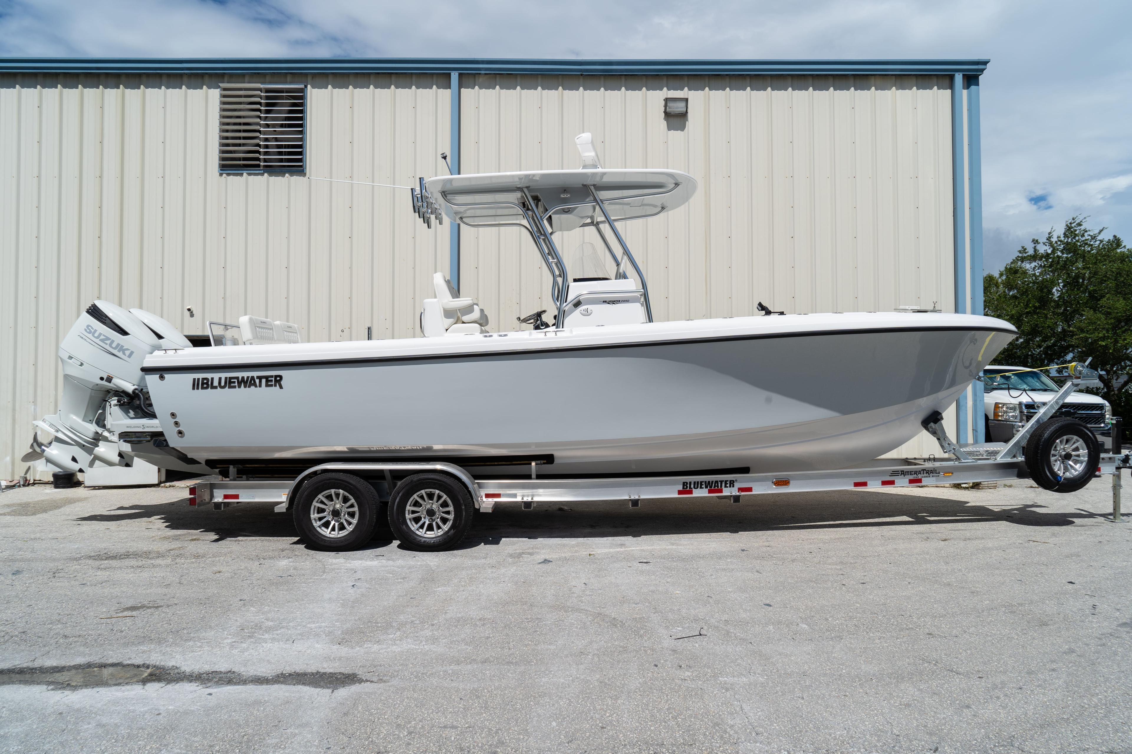 Bluewater 2850 on the water