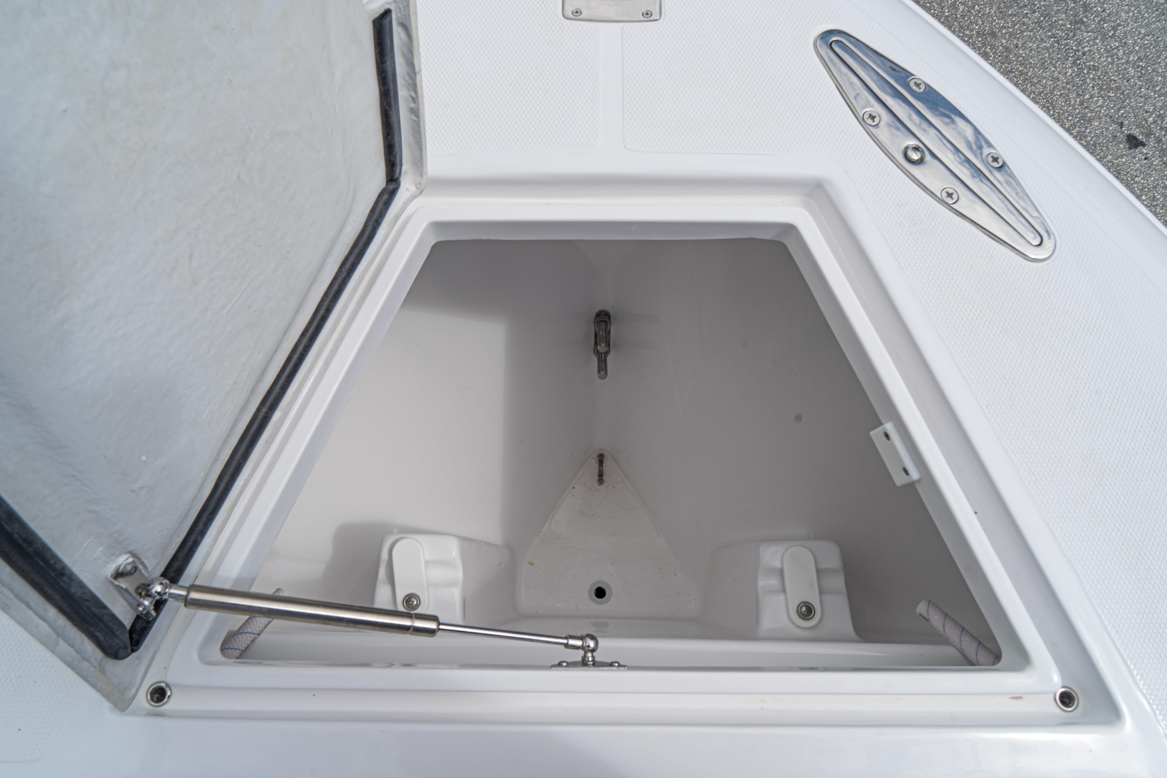 Bluewater 2850 deck detail